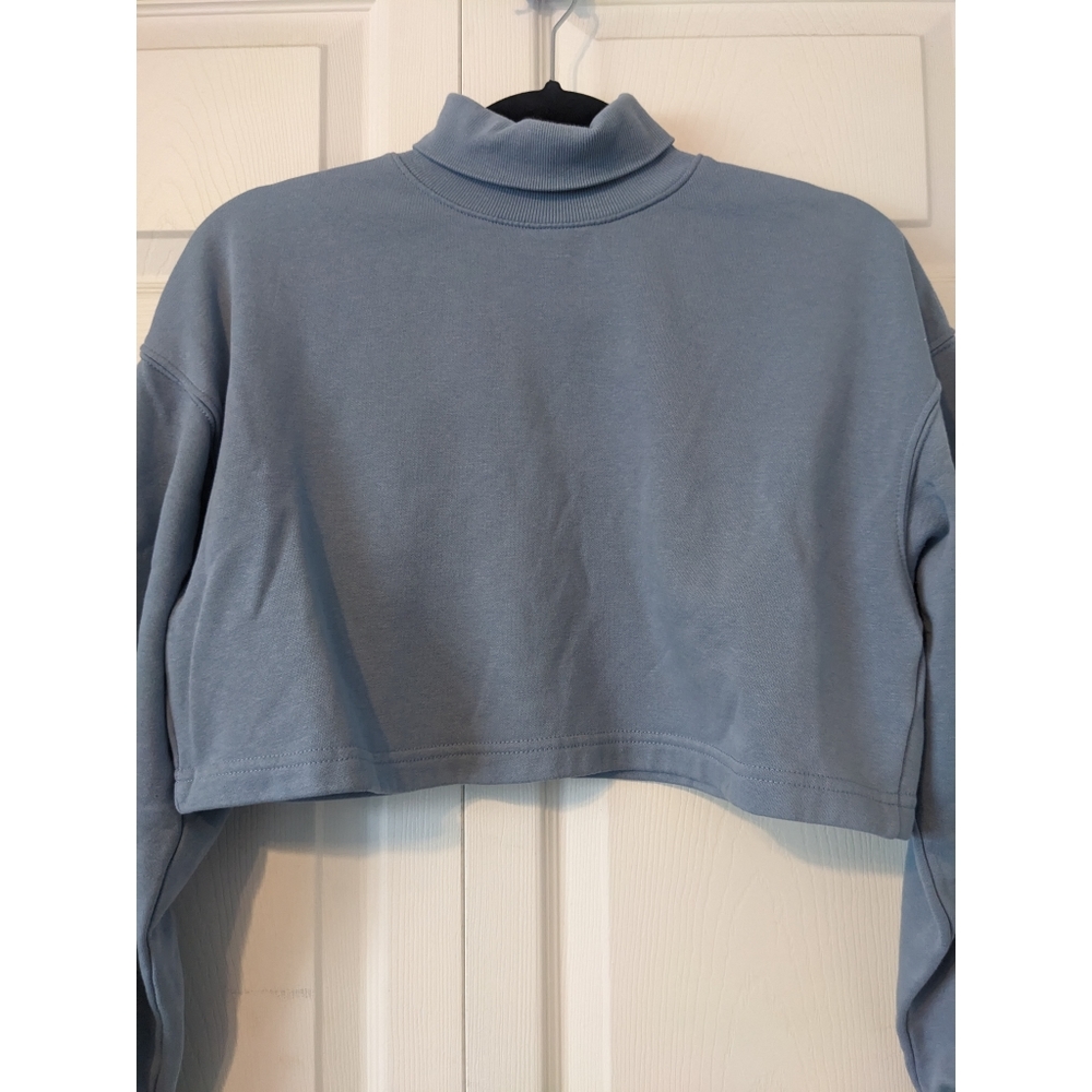 3/$15! H&M Cropped Turtleneck Sweatshirt - Picture 5 of 11